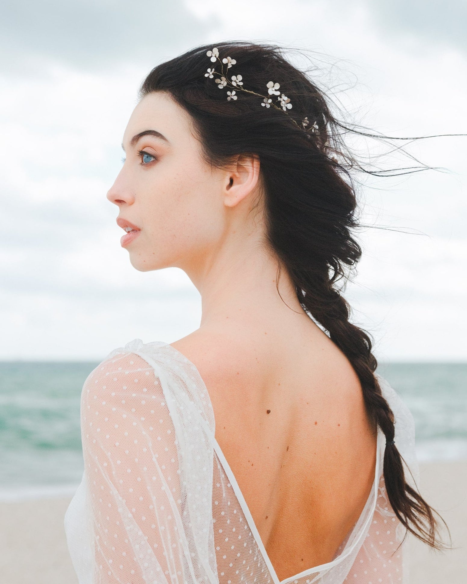 Accessorio romantico con fiori madreperla, ideale per acconciature da sposa o cerimonia.