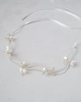 Accessorio per capelli da sposa: coroncina con perline e fiocchi madreperlati.