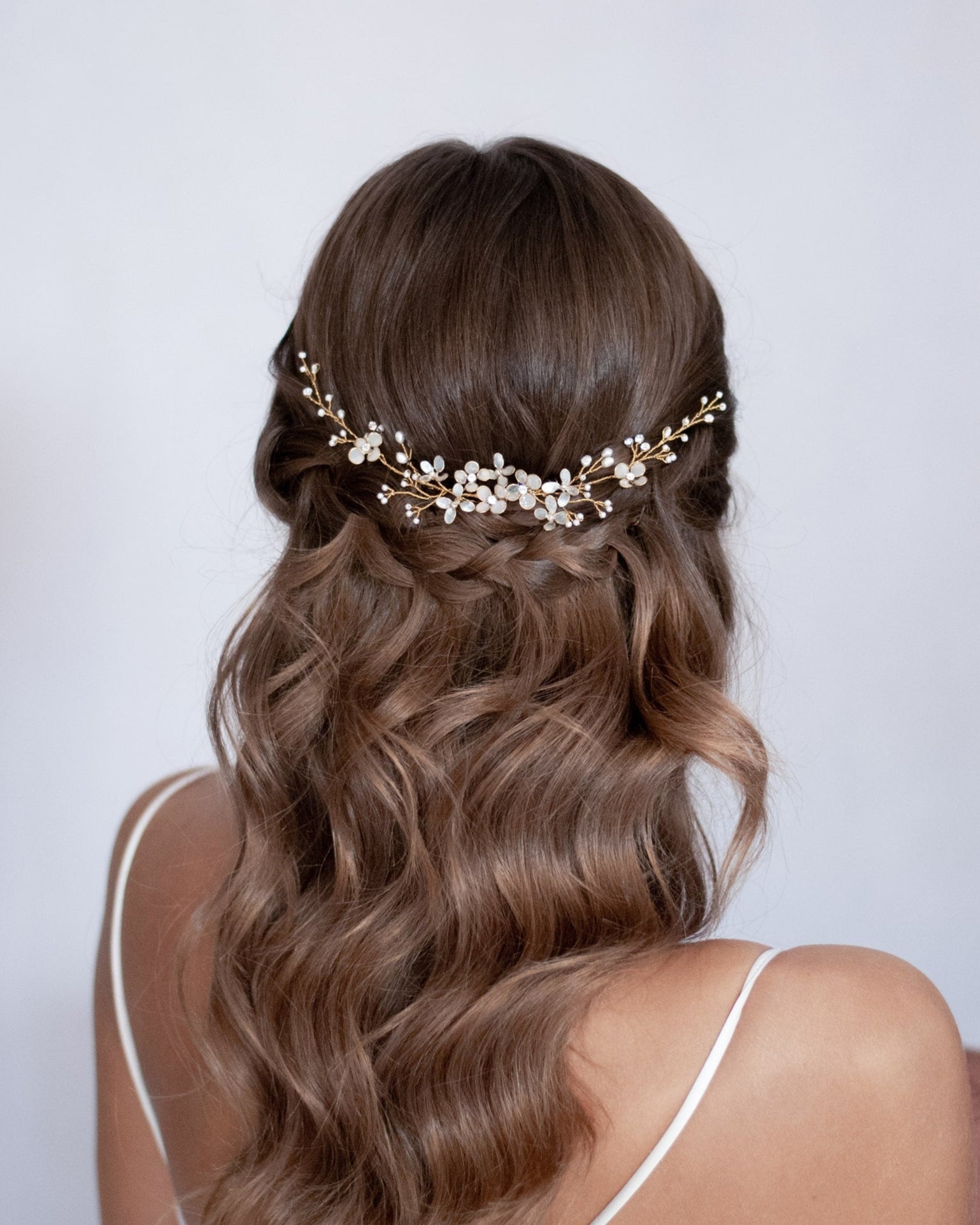 Accessorio capelli sposa artigianale con fiorellini, perle e luce discreta in stile gioiello.