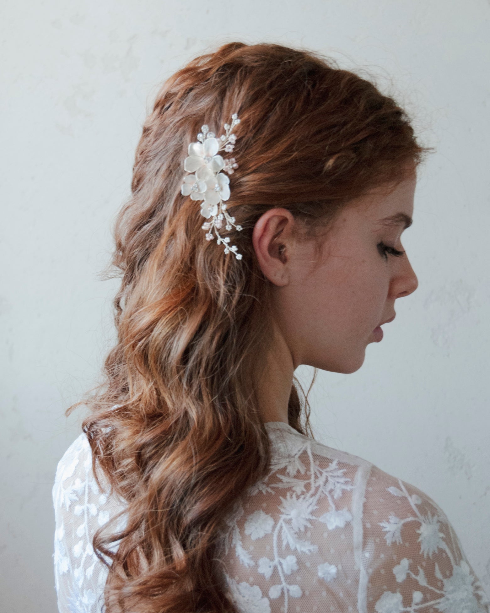 Molletta a clip con fiori satinati rosa, decorata con Swarovski per un look sofisticato da sposa.