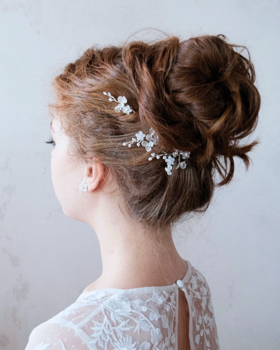 Dettaglio ravvicinato forcine Frostalia con fiori satinati semitrasparenti e cristalli Swarovski argento