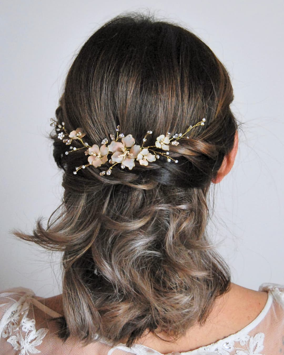 Gioiello per capelli con perle naturali di fiume e cristalli Swarovski per un'acconciatura nuziale raffinata.