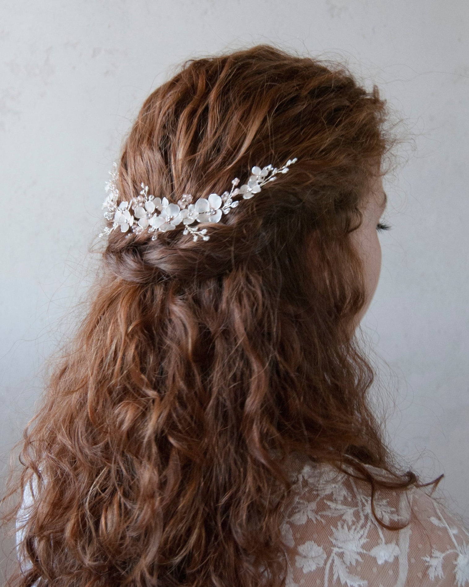 Accessorio elegante: fermaglio con fiori satinati rosa, ideale per eventi speciali.