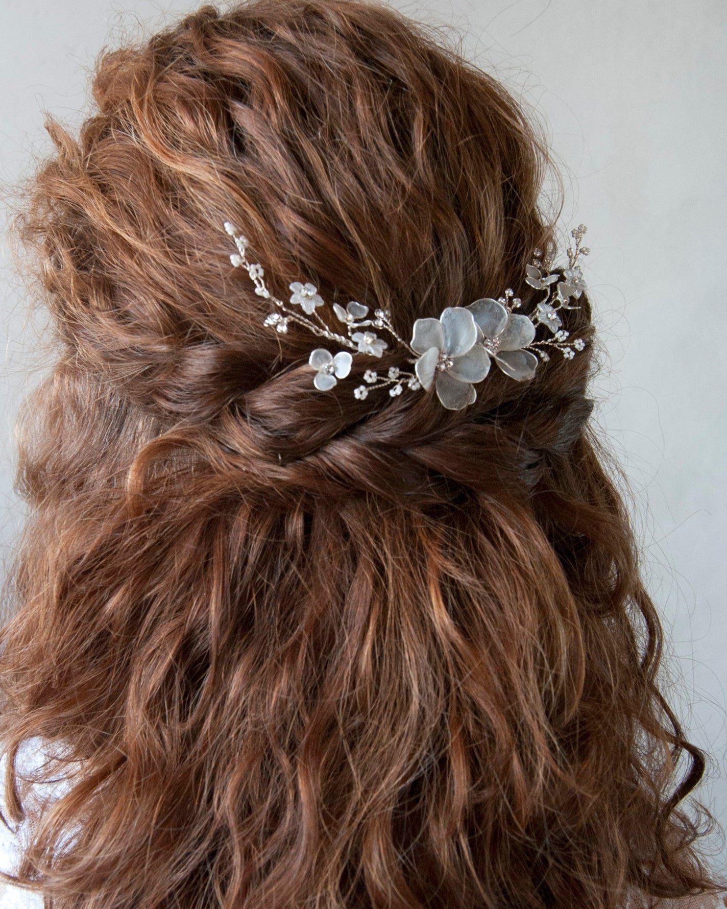 Accessorio da matrimonio: fermaglio con fiori satinati e cristalli brillanti.