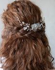 Accessorio da matrimonio: fermaglio con fiori satinati e cristalli brillanti.