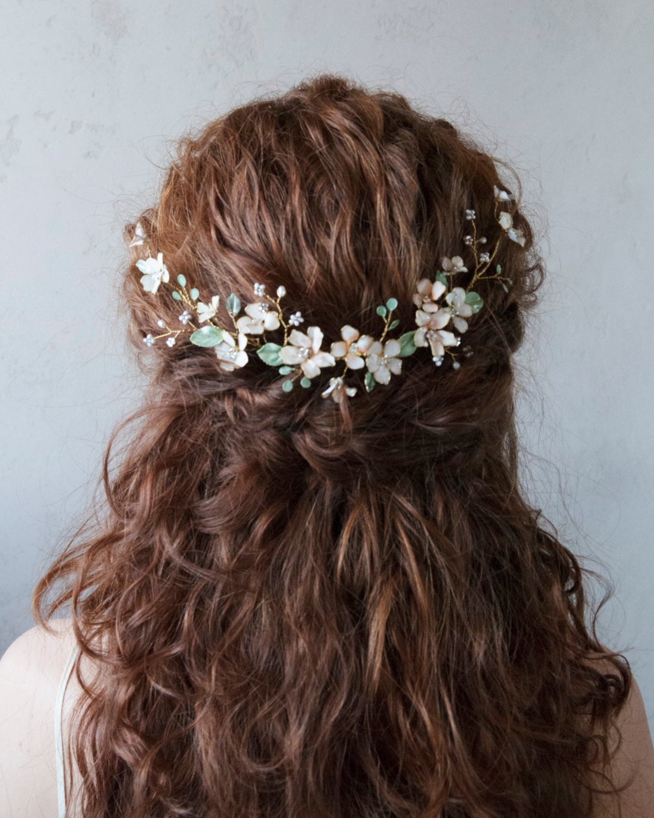 Accessorio sposa boho chic: fermaglio rampicante con foglie e fiori delicati.