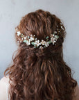 Accessorio sposa boho chic: fermaglio rampicante con foglie e fiori delicati.