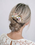 Accessorio sposa con fiorellini dai toni pastello, ideale per matrimoni in stile country chic.