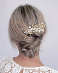 Accessorio artigianale con pizzo e cristalli, per una sposa elegante e sognante.