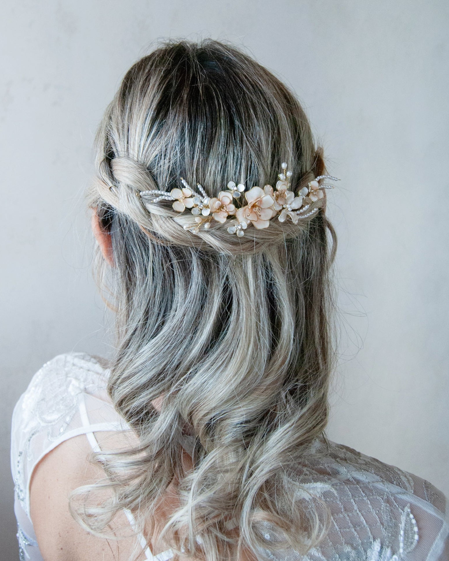 Accessorio sposa con fermaglio di fiori rosa e madreperla, per un tocco romantico.