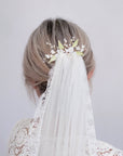 Accessorio sposa ispirato all’ulivo, ideale per cerimonie all’aperto dallo stile delicato.