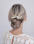 Accessorio romantico con foglie d’ulivo, perle e fiorellini di pizzo, ispirato alla natura.