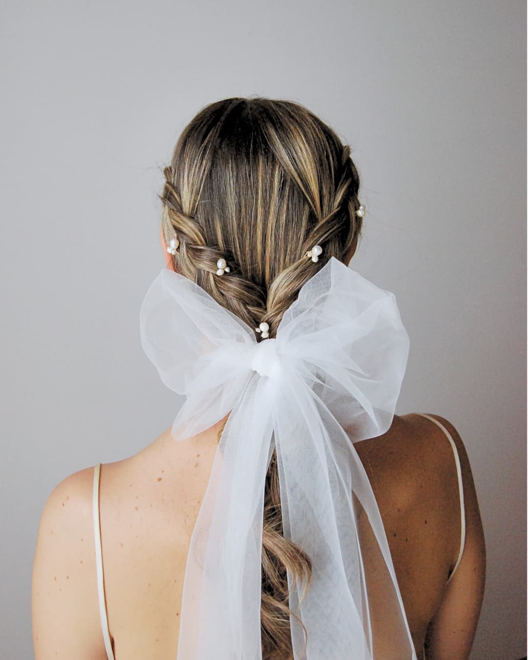 Acconciatura sposa con forcine Perlae Viva - look minimal elegante con perle naturali