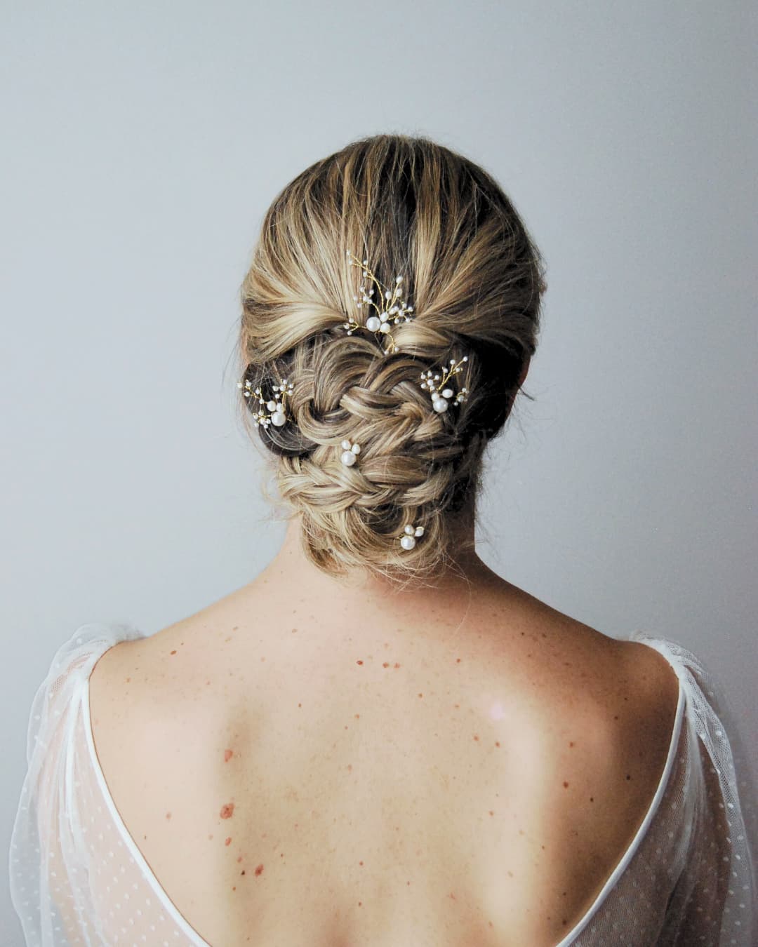 Styling sposa con forcine gioiello in perle giapponesi per un look nuziale raffinato ed esclusivo.