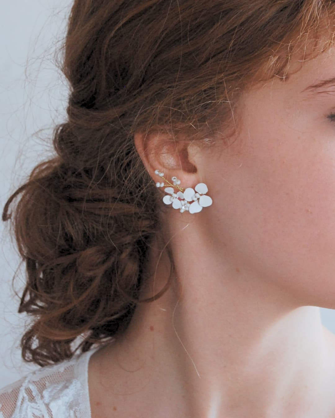 Design organico e naturale per gli orecchini Biancospino Climber, l'accessorio perfetto per un matrimonio a tema botanico.