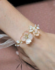 Bracciale floreale artigianale in rosa cipria e oro, idea regalo preziosa e coordinata per damigelle.