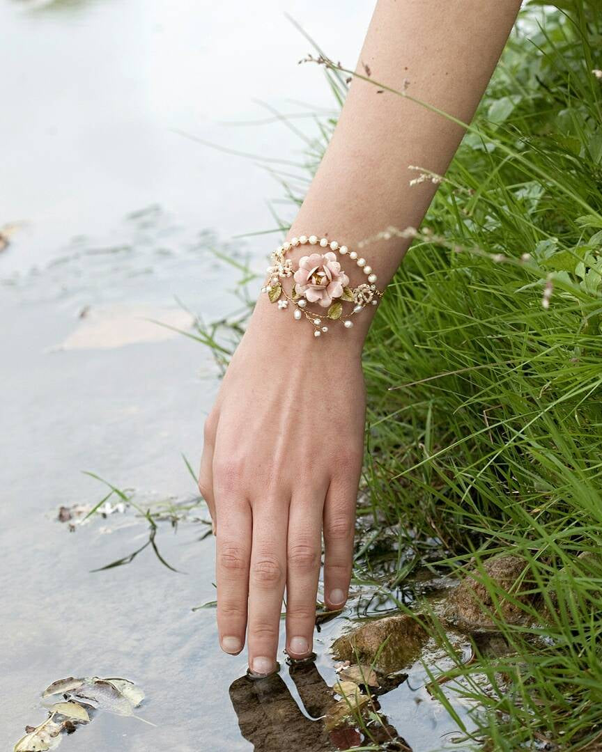 Bracciale corsage da sposa Elibre con rosa e rami di perle, accessorio nuziale artigianale