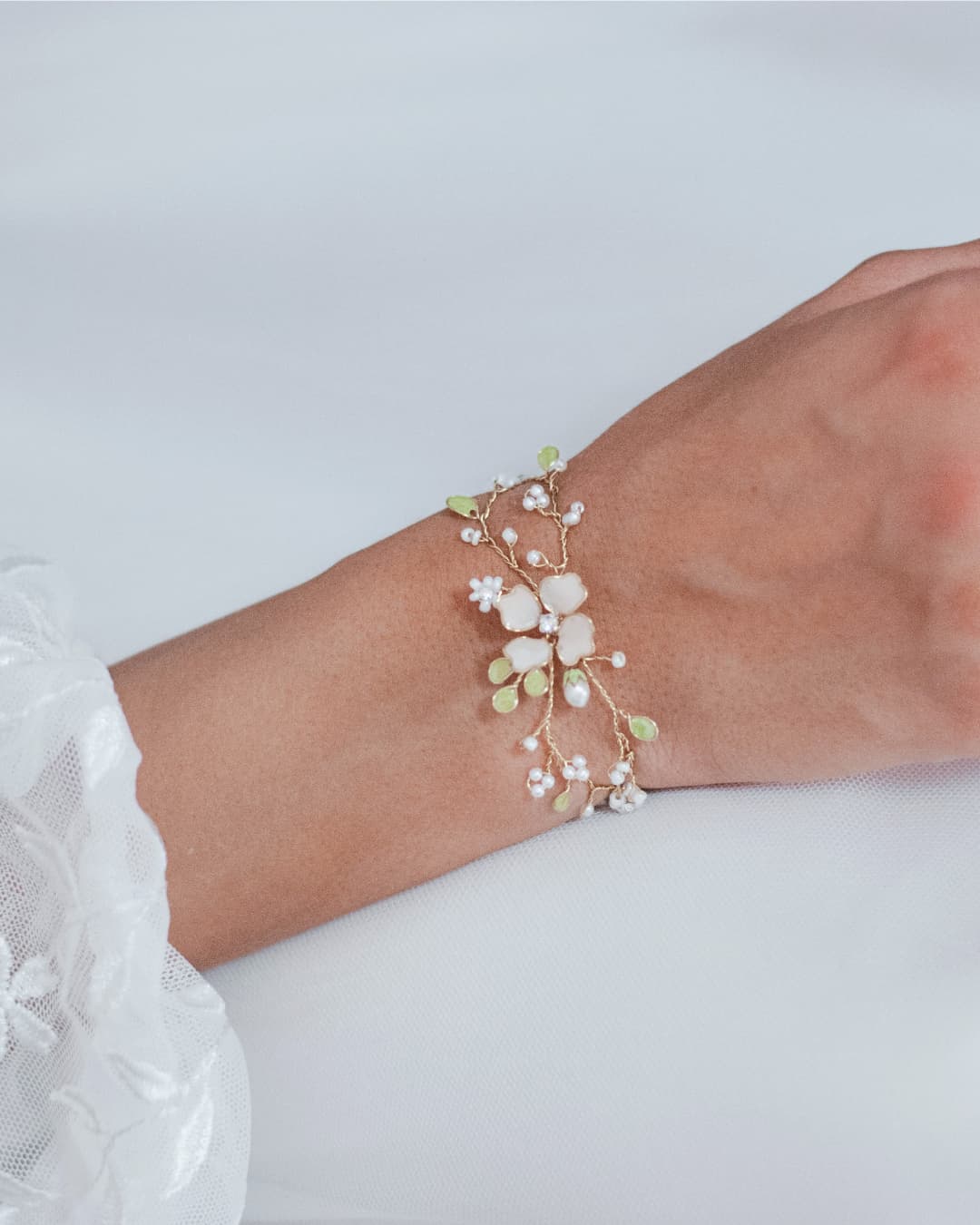 Bracciale gioiello botanico regolabile con nastro in seta avorio e dettagli floreali fatti a mano.