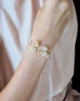 Bracciale sposa Sakura Elibre con trilogia di fiori di ciliegio sfumati a mano e cristalli Swarovski.