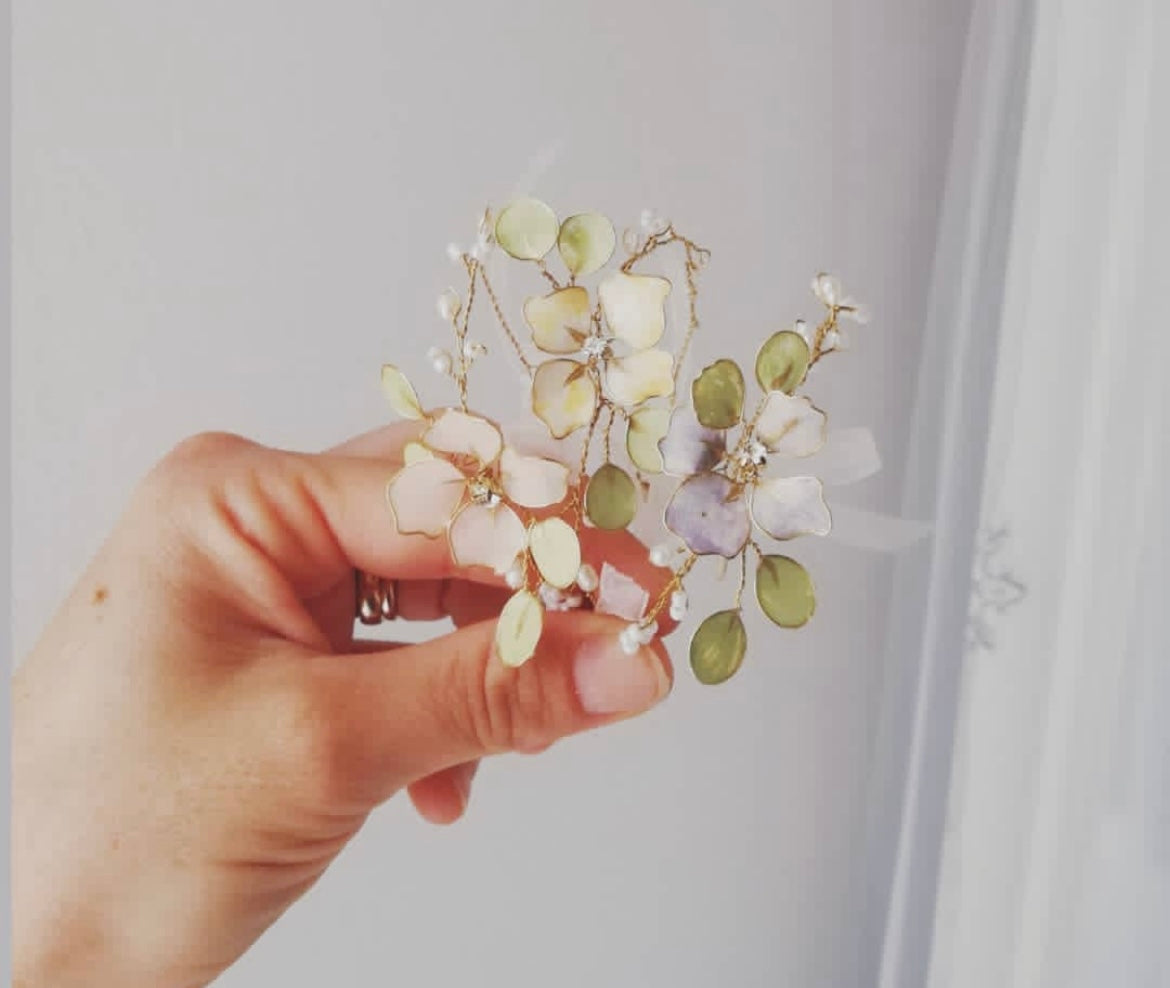 Bracciali per damigelle con fiori in tonalità pastello ed eucalipto, perfetto per uno stile romantico e delicato.