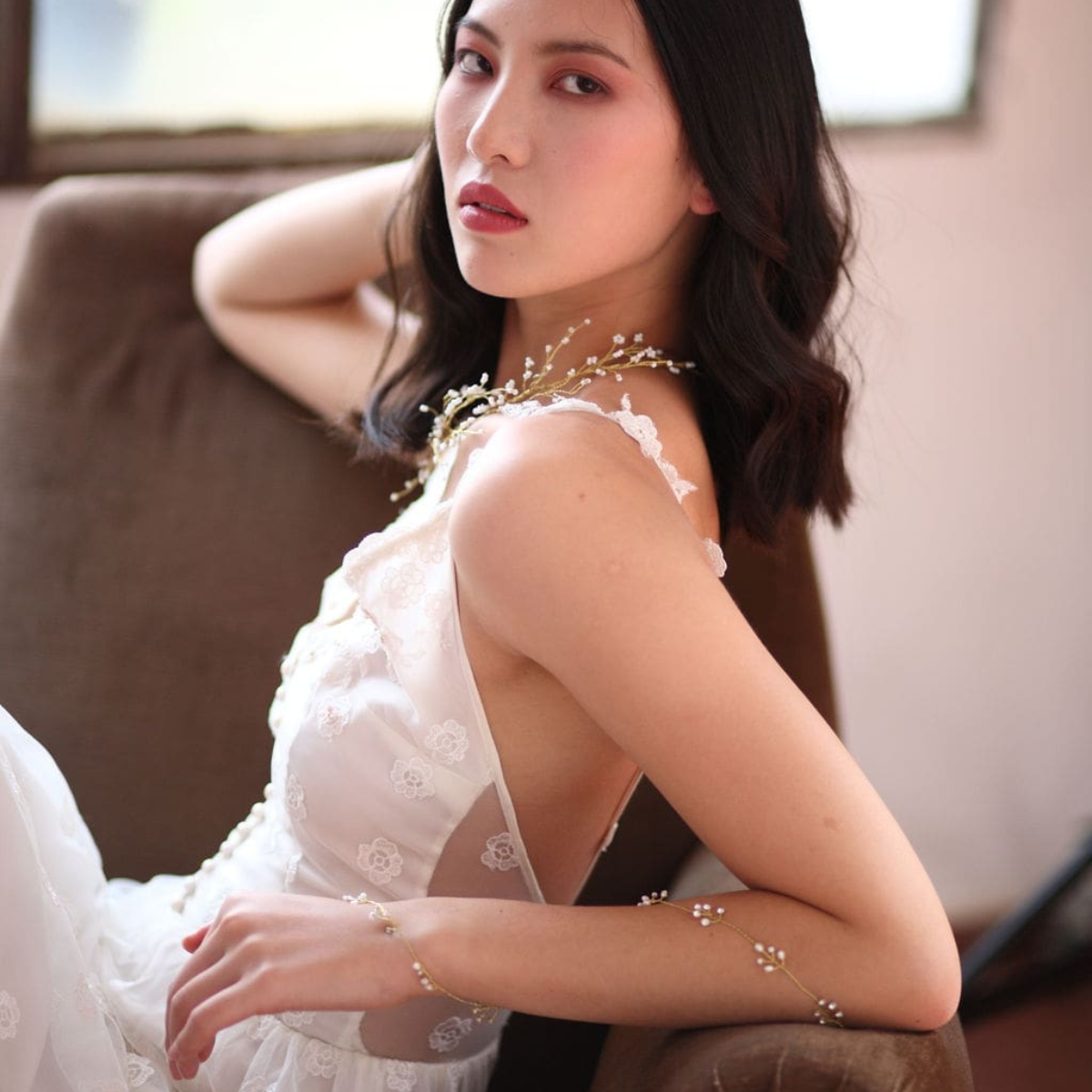 Collana e bracciale da sposa Elibre con dettagli floreali e perle, eleganti e raffinati.