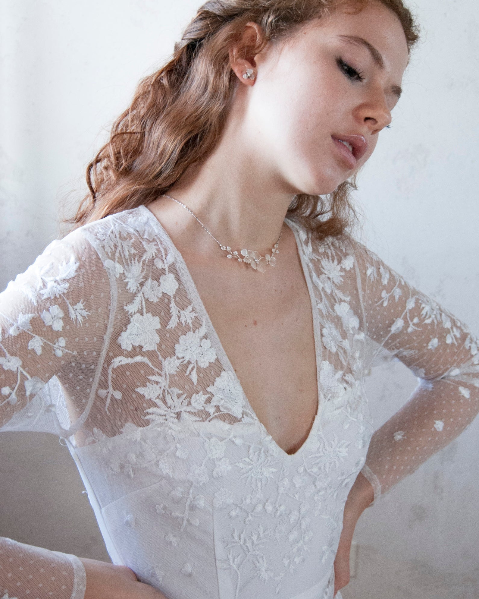 Collana decorata con fiori satinati delicati, perfetta per spose eleganti e raffinate.