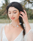 Collana rigida con fiori bianchi, accessorio elegante e unico per il matrimonio, perfetta per una sposa raffinata.
