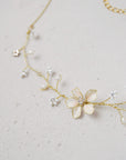 Collana elegante con motivi floreali, perle e cristalli, ideale per il giorno del matrimonio.