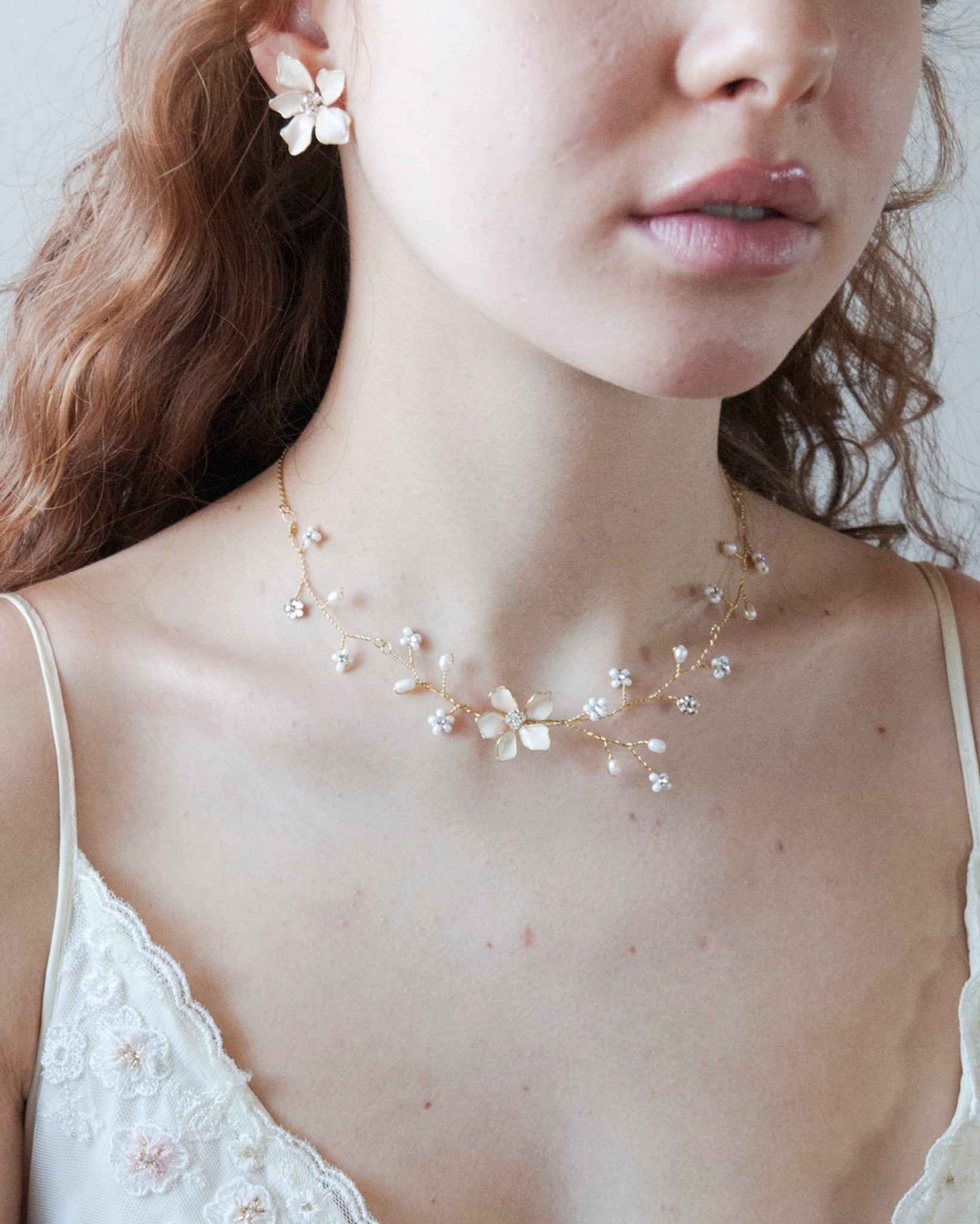 Collana floreale con perle e cristalli, perfetta per spose romantiche.