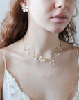 Collana floreale con perle e cristalli, perfetta per spose romantiche.