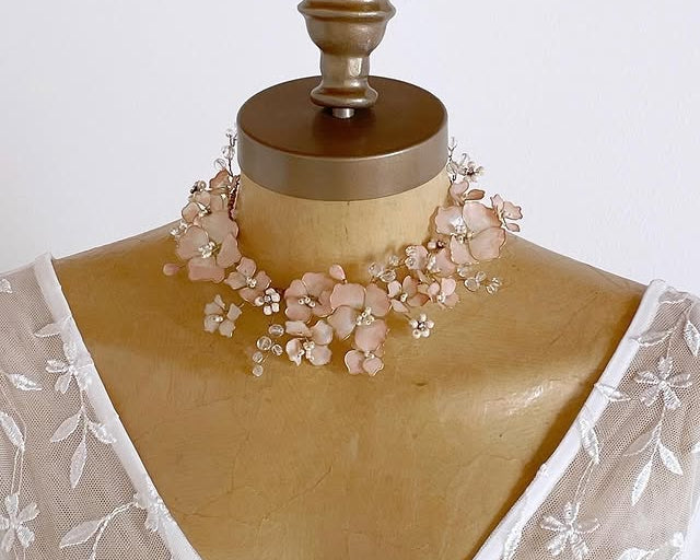 Collana da sposa Elibre floreale in colore rosa, ricca di dettagli artigianali e perle, perfetta per un look romantico e luminoso.