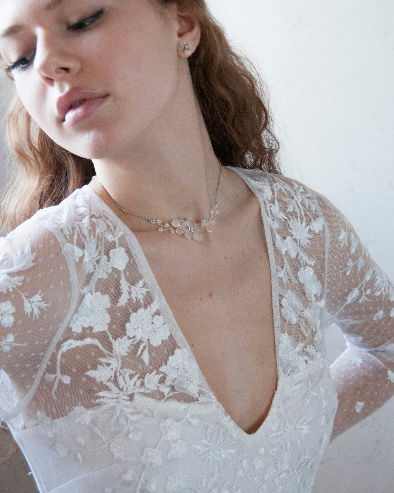 Collana floreale satinata, un accessorio unico per il giorno del matrimonio.