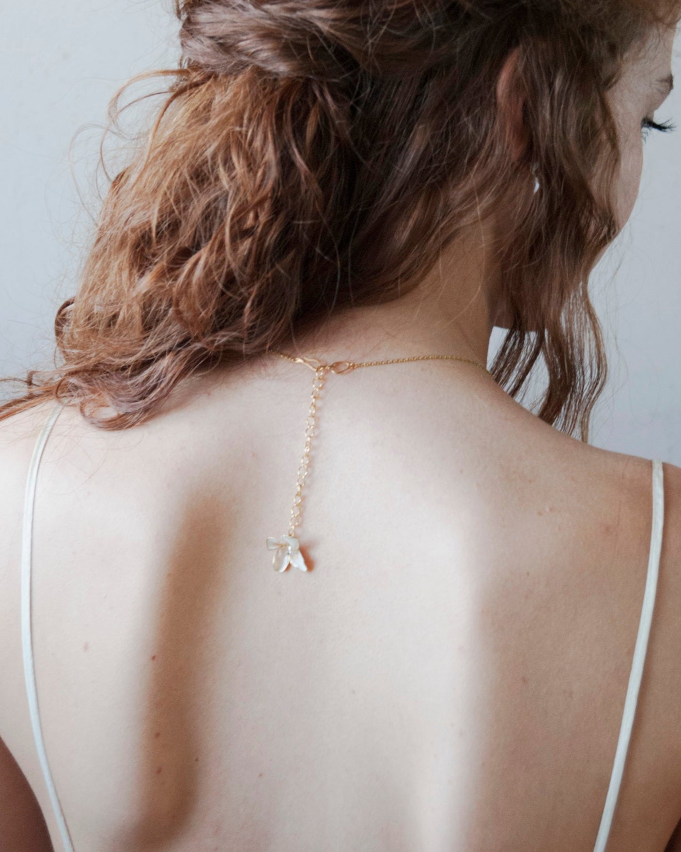 Collana floreale con perle e cristalli, un accessorio unico per la sposa.