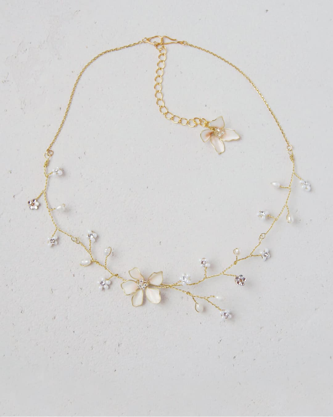 Collana girocollo sposa Lieve con rami flessibili, piccoli fiori rosa cipria sfumati e punti luce brillanti.