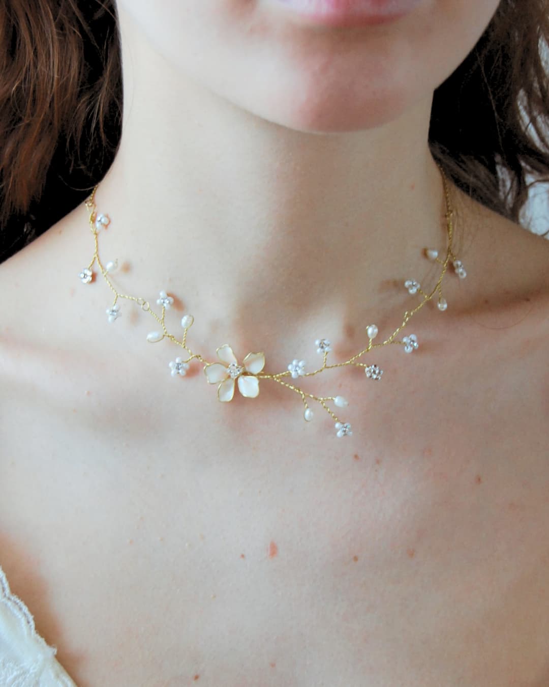 Collana artigianale di lusso Elibre con design organico e finiture dorate