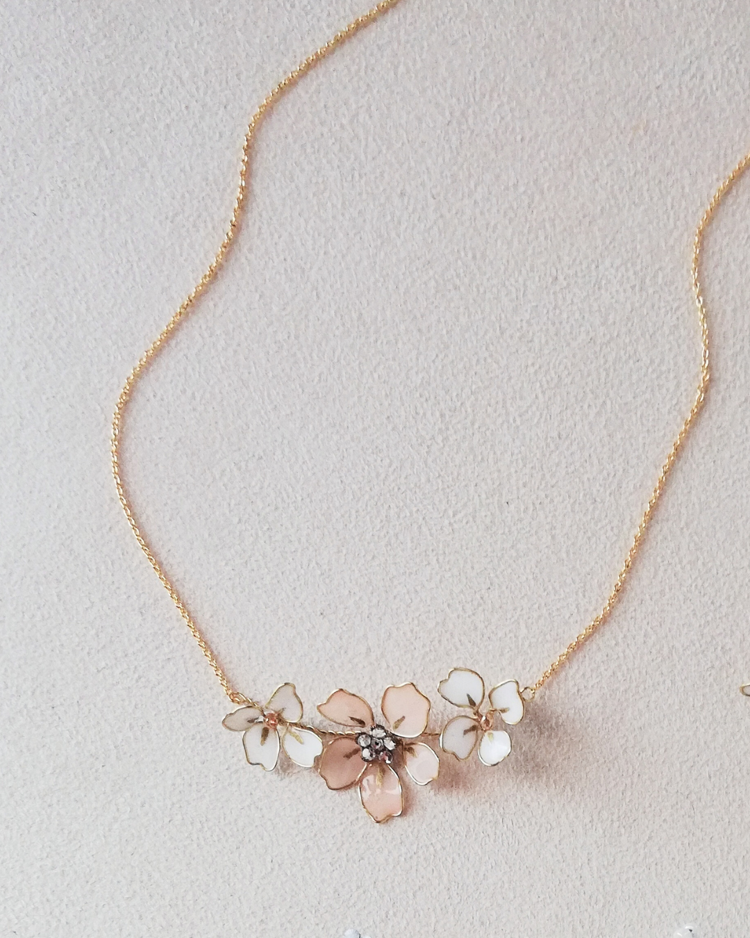 Collana da sposa moderna e minimal Elibre, sottile in oro o argento con un piccolo pendente centrale, ideale per un look elegante e discreto.