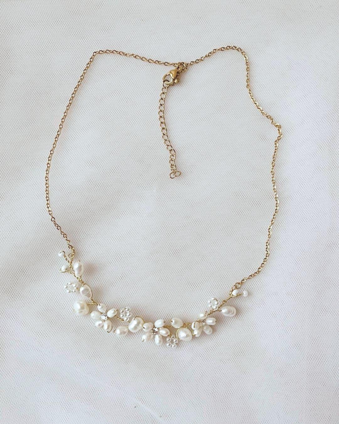 Dettaglio collana artigianale Marguerite: intreccio di perle di fiume, perle giapponesi e punti luce Swarovski.