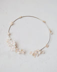 Collana rigida con fiori rosa, ideale per scollo a cuore o a V. Fiori delicati sparsi sul girocollo, aggiungono eleganza e raffinatezza al look da sposa.