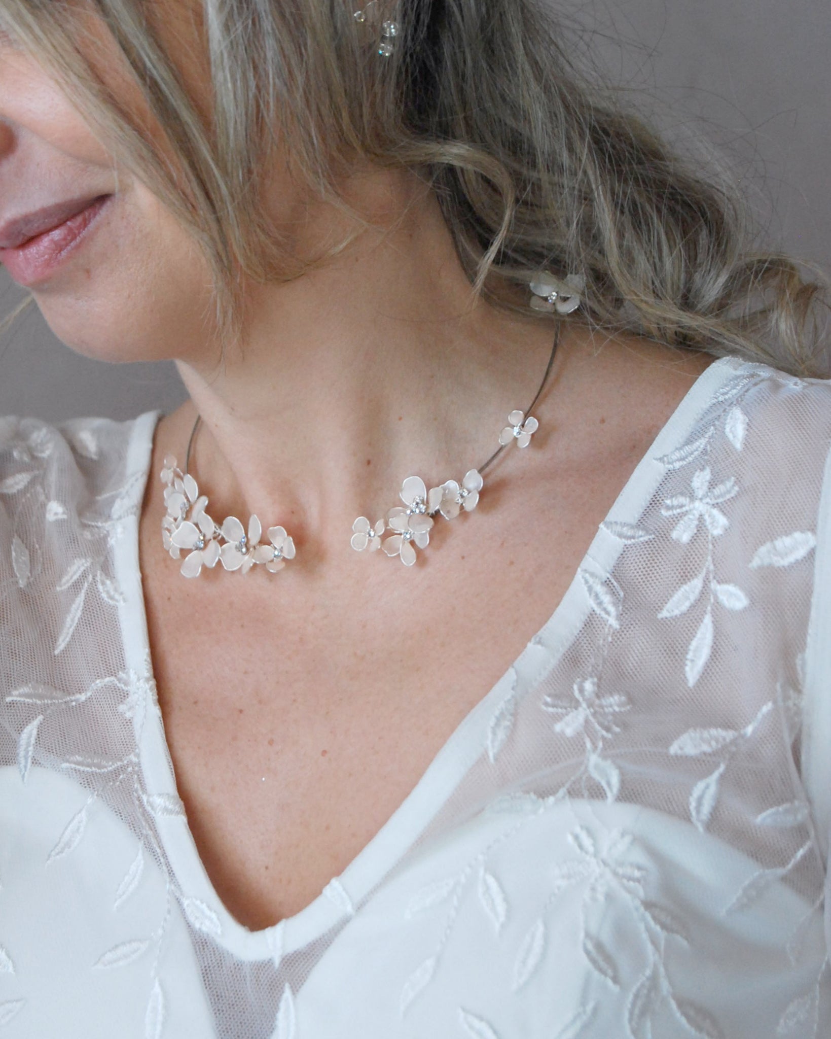 Collana rigida con fiori rosa per sposa