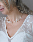 Collana rigida con fiori rosa per sposa