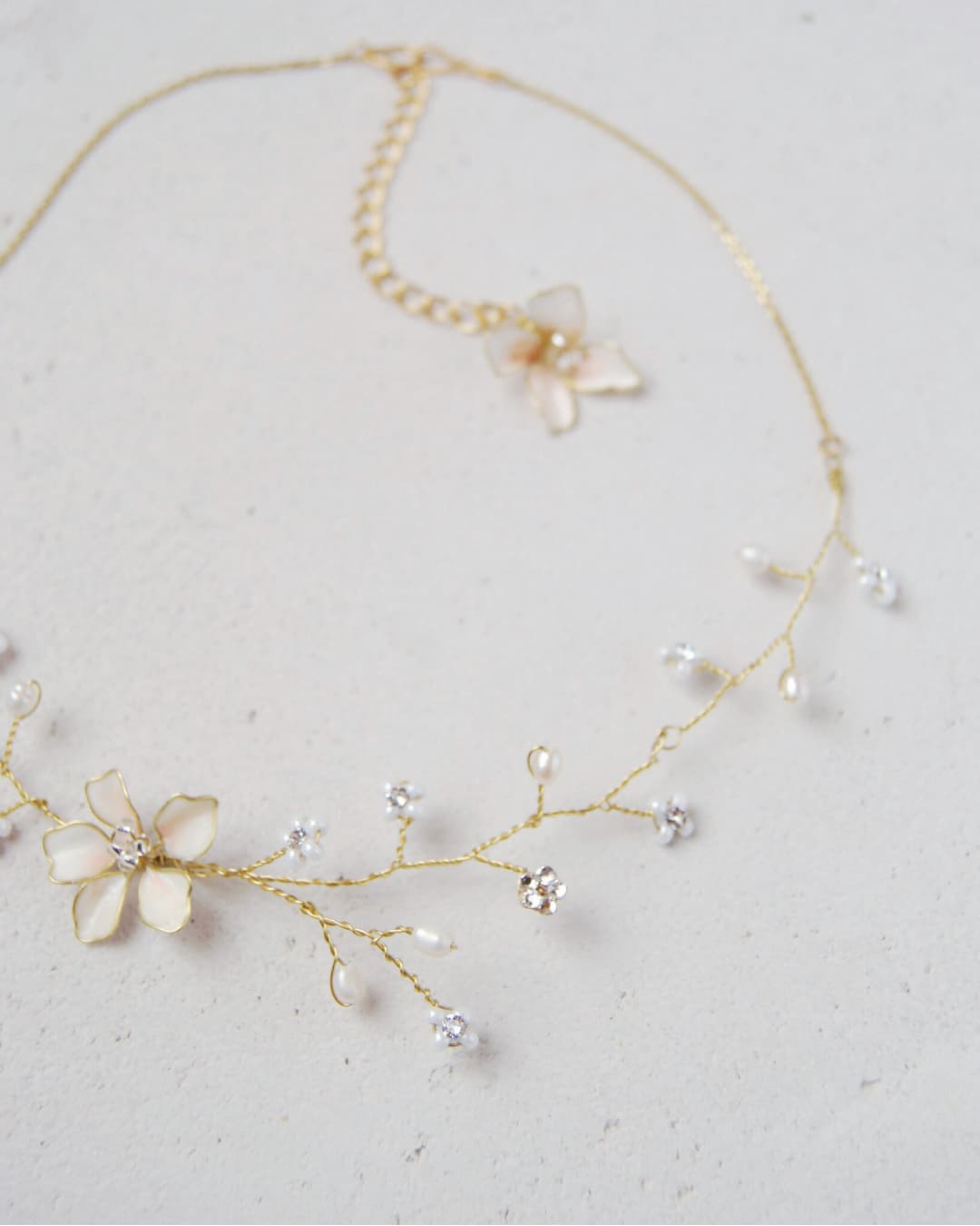 Collana botanica a rami sottili perfetta per valorizzare acconciature raccolte e scollature profonde sulla schiena.