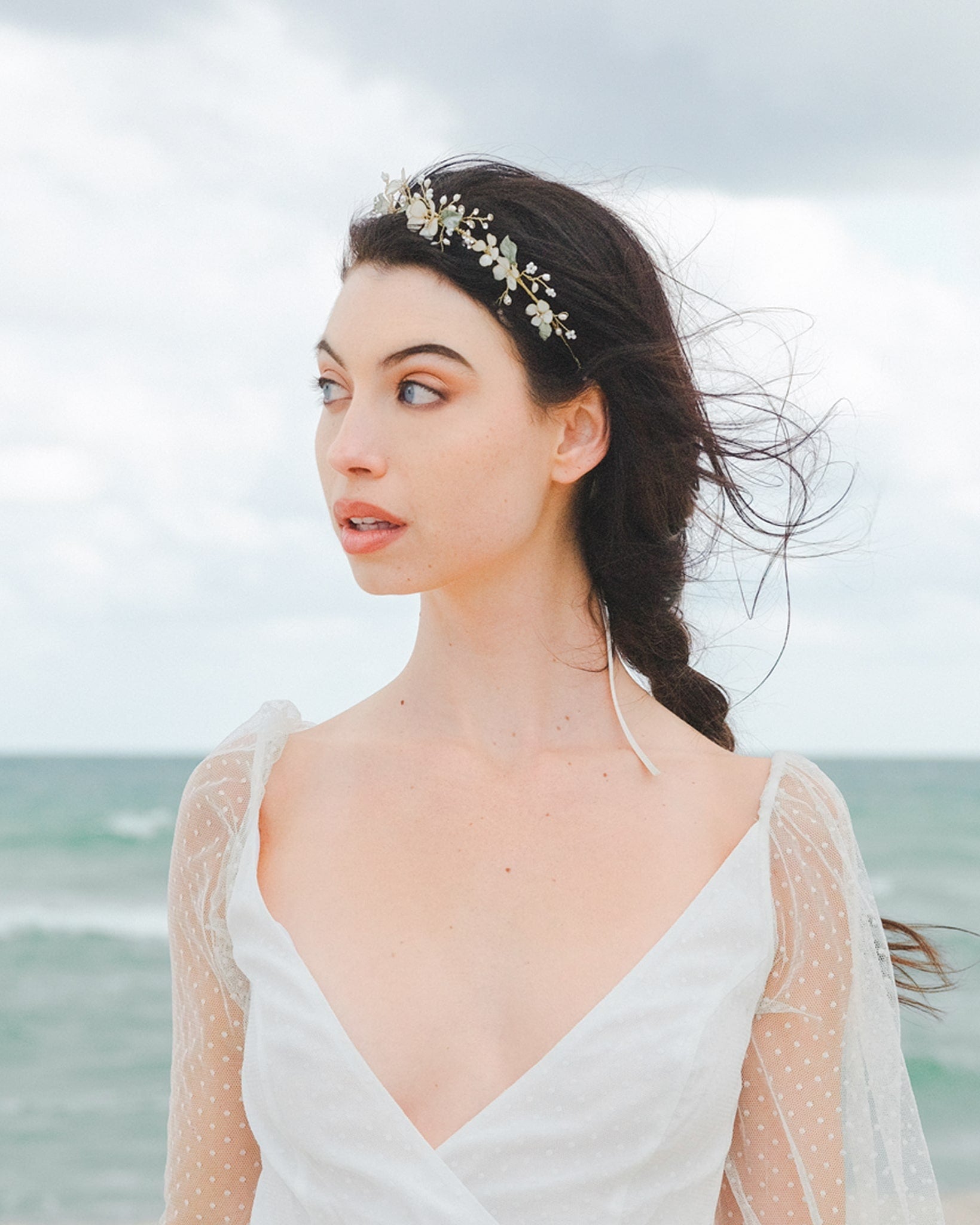 Corona di fiori rosa e foglie verdi, un accessorio perfetto per un matrimonio elegante e in stile boho.