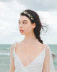 Corona di fiori rosa e foglie verdi, un accessorio perfetto per un matrimonio elegante e in stile boho.