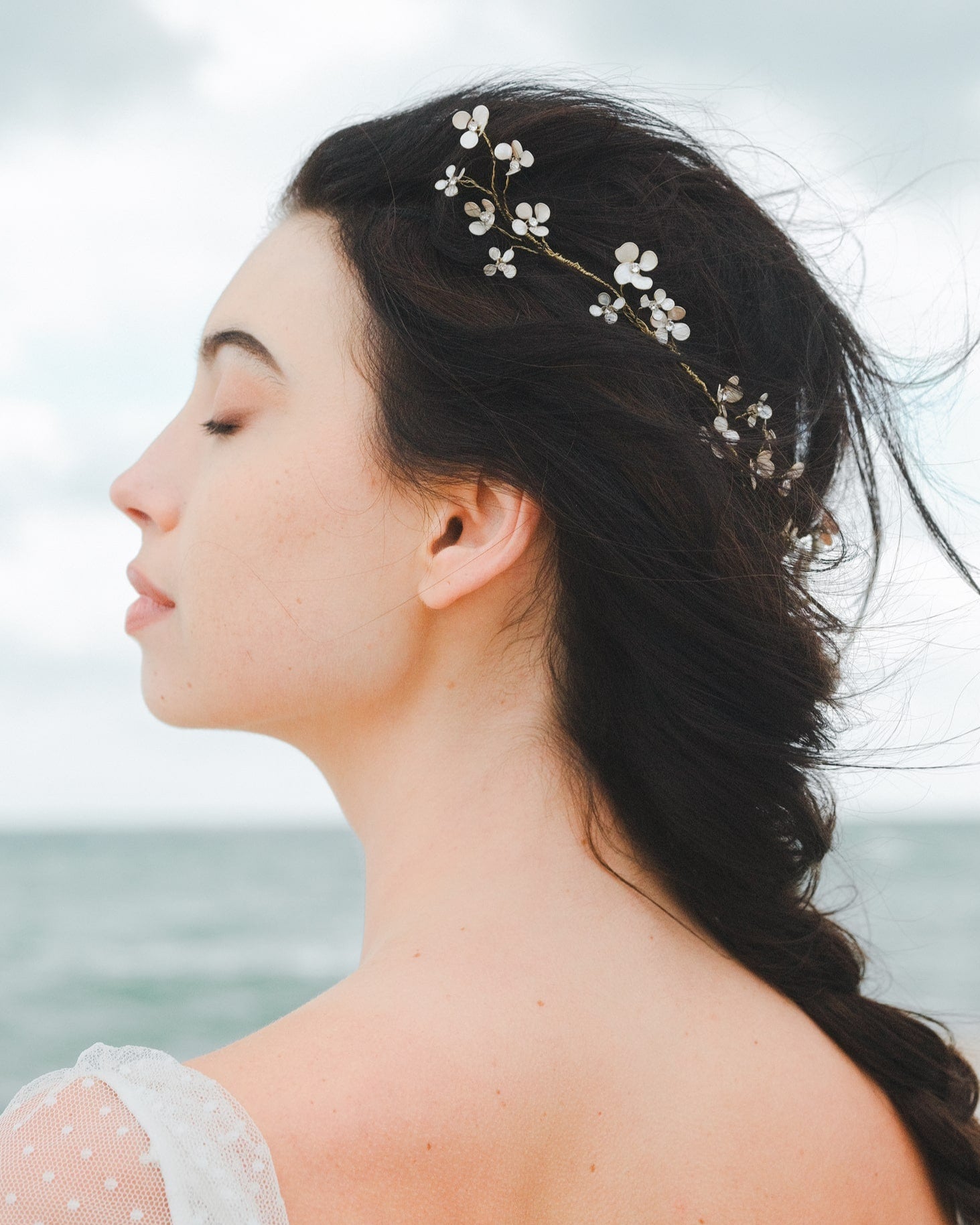 Coroncina con fiori madreperla, per un look elegante e raffinato.