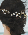 Coroncina con fiori madreperla, perfetta per capelli sciolti e look delicati.