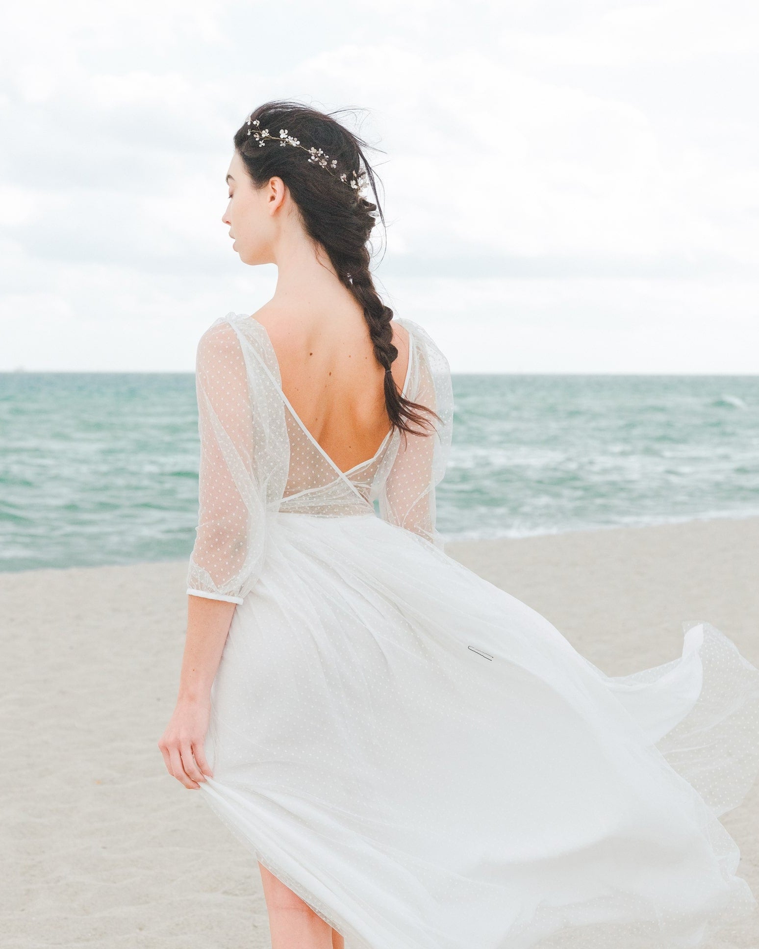 Coroncina con fiori madreperla, accessorio versatile per acconciature da sposa e cerimonie