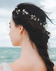 Elegante coroncina con fiori madreperla, ideale per capelli raccolti e look da sposa