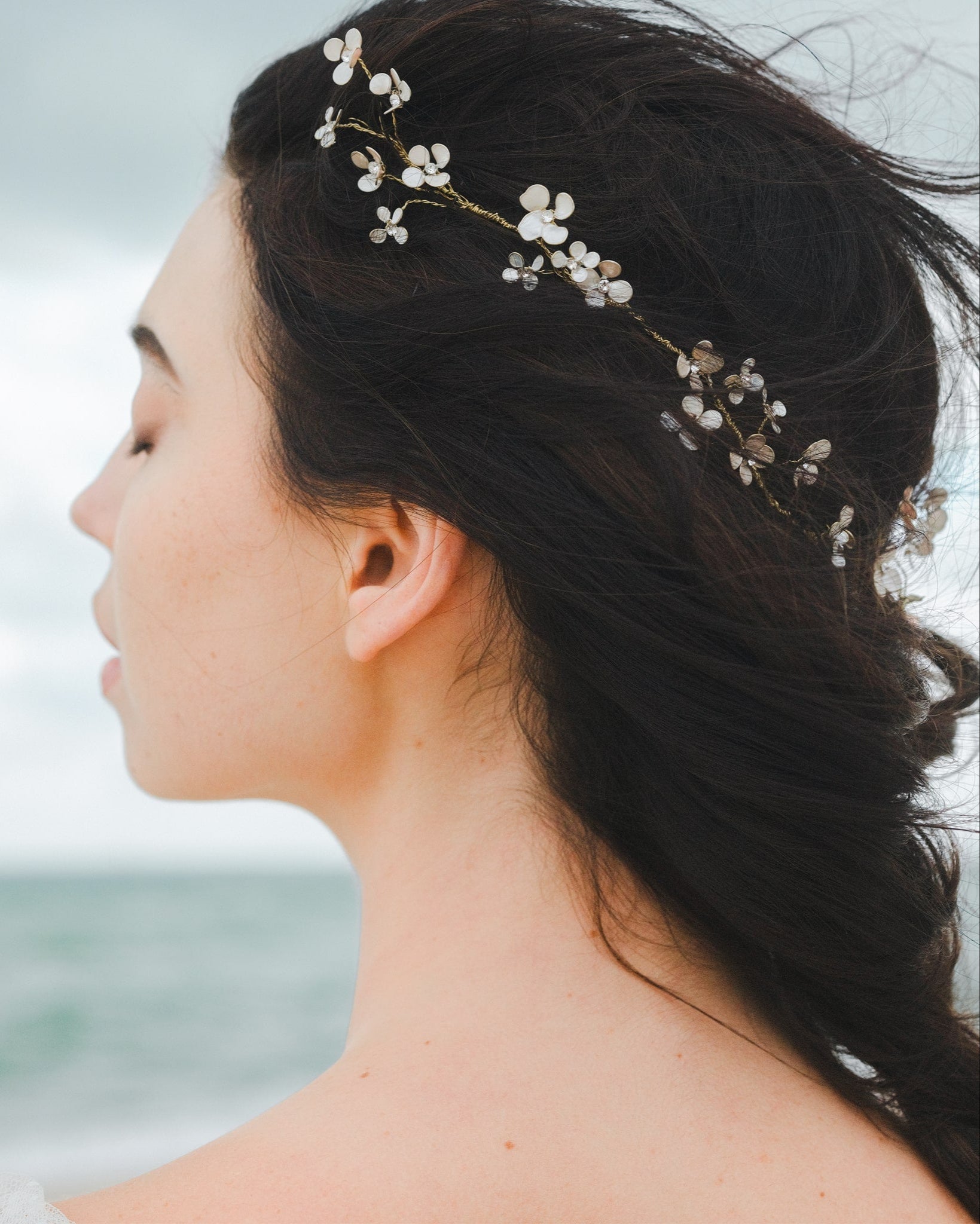 Coroncina madreperla per capelli, l’accessorio perfetto per una sposa elegante.