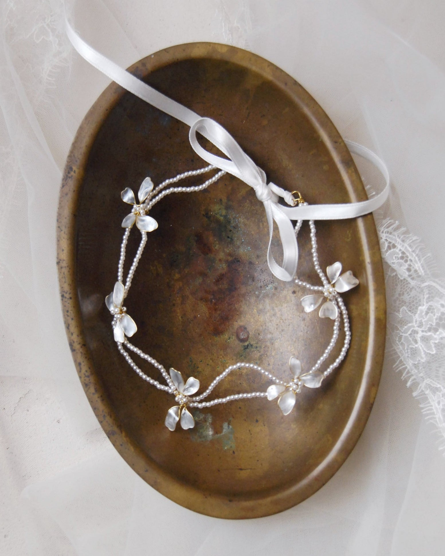 coroncina con perline e fiocchi madreperla per sposa elegante ed alternativa