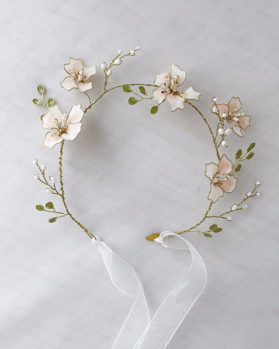 Coroncina da sposa con fiori di ciliegio rosa e foglioline verdi, realizzata a mano in stile romantico e naturale.